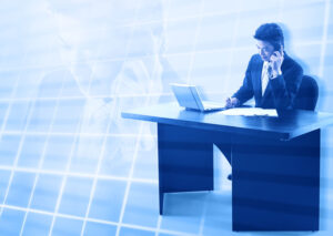 デスクワークの男性