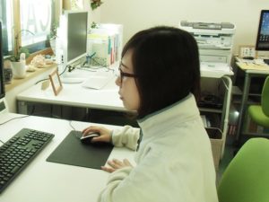 MOS練習する女性