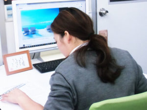 簿記を勉強する女性