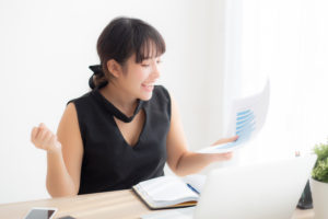 ノートパソコンと女性
