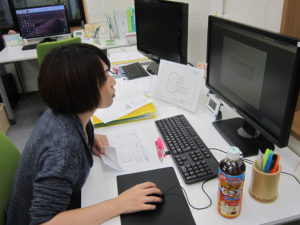 建築CAD検定3級を練習する女性