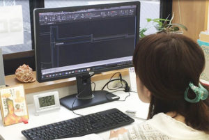 建築CAD検定を練習する女性