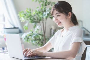 パソコンする女性