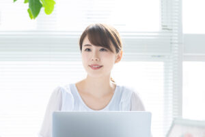 パソコンする女性