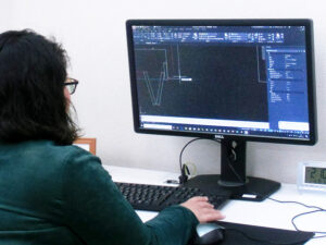建築CAD検定2級の練習する女性