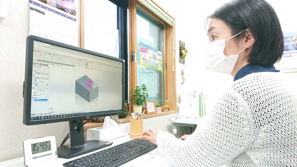 Fusion360 で練習する女性