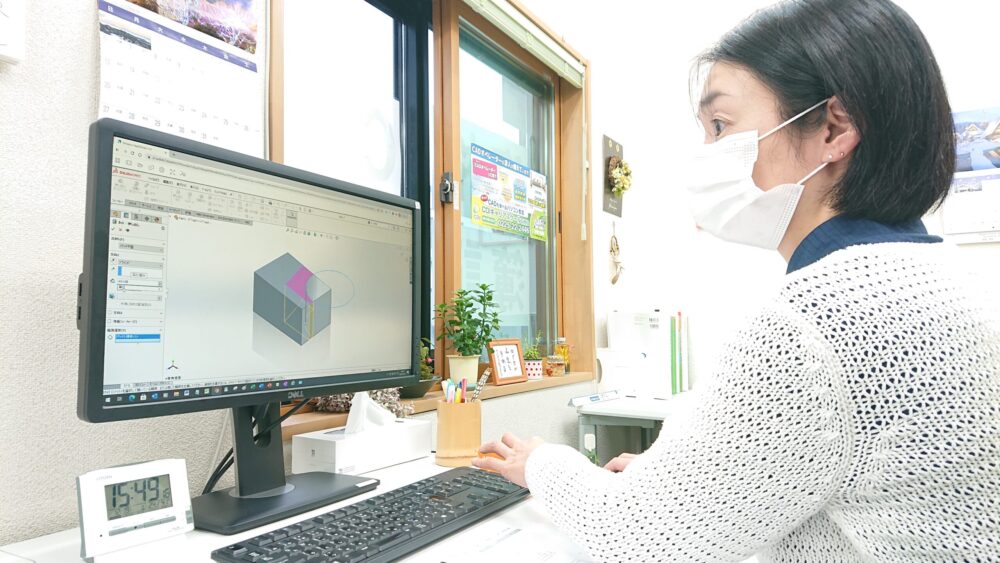 Fusion360 で練習する女性