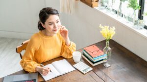 勉強している女性