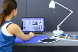 3d cadを使う女性